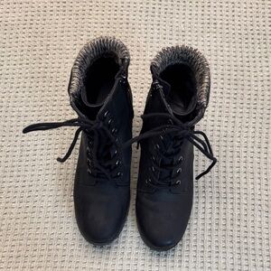 Stylish Black single lug: chunky heel combat ankle Women's Boots - size 9